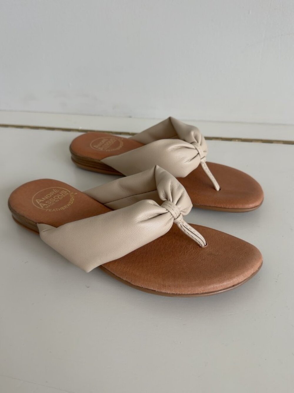 Andre Assous Featherweights Cream Leather Knot Thong Sandals Size 6